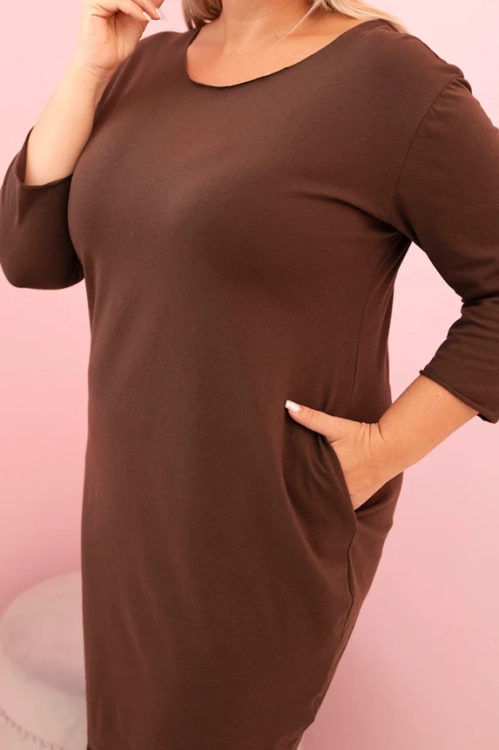 pol_pm_Sukienka-damska-Plus-Size-z-bawelna-o-prostym-kroju-i-rekawem-3-4-brazowa-34163_4.webp
